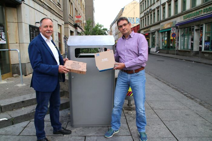 Der Papierkorb für Pizzakartons wird in der Dresdner Neustadt aufgestellt.